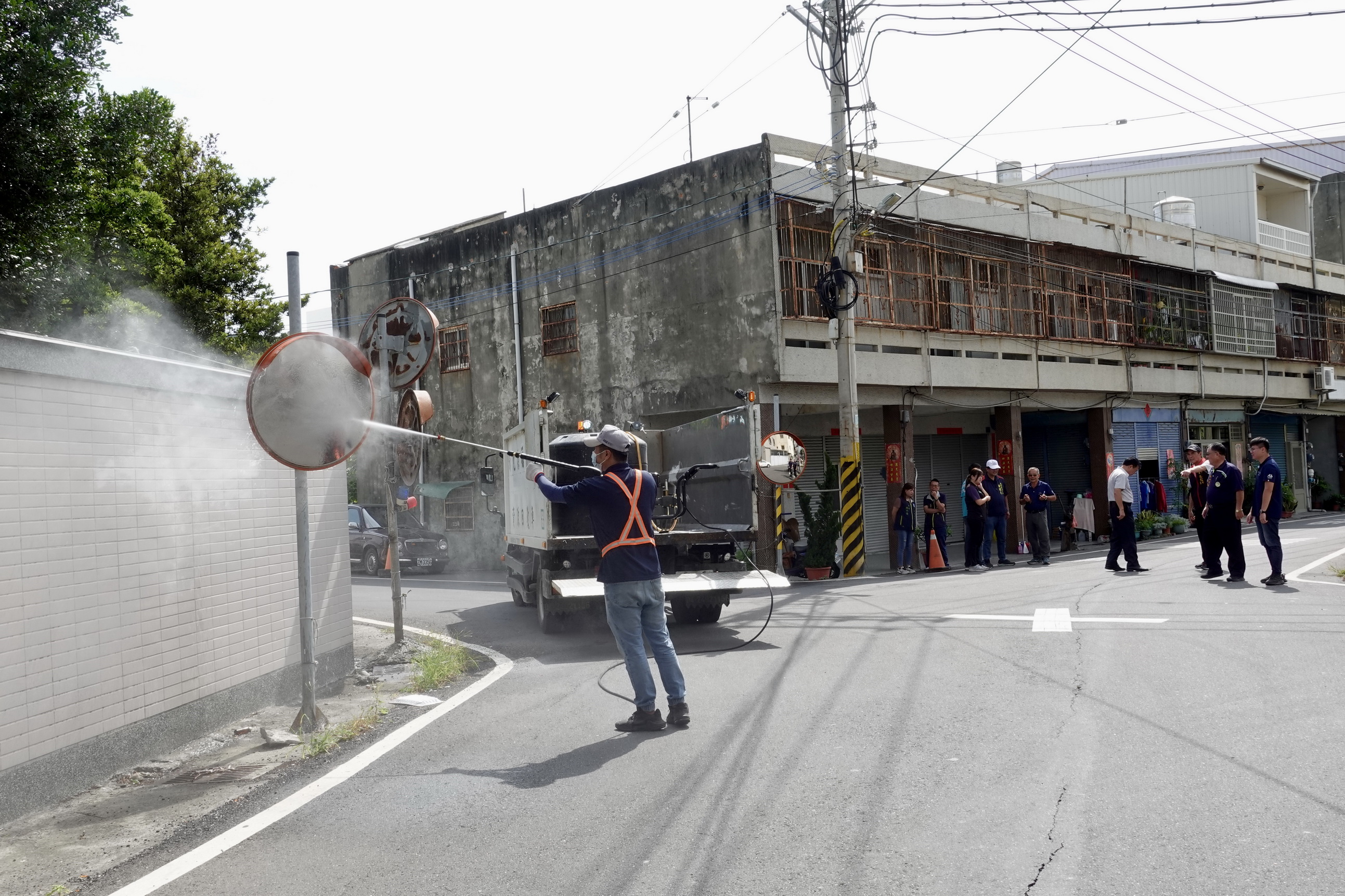▲福興鄉道路反光鏡鏡面被沙塵覆蓋霧化，影響用路人行車視野，鄉公所清潔隊展開全鄉反射鏡清洗作業。（記者張溎壕攝）