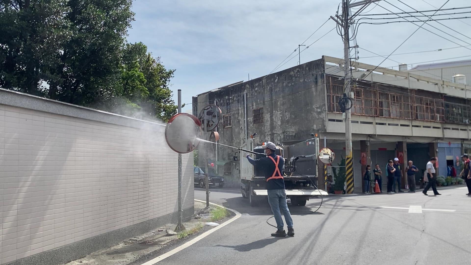 ▲福興鄉道路反光鏡鏡面被沙塵覆蓋霧化，影響用路人行車視野，鄉公所清潔隊展開全鄉反射鏡清洗作業。（記者張溎壕攝）