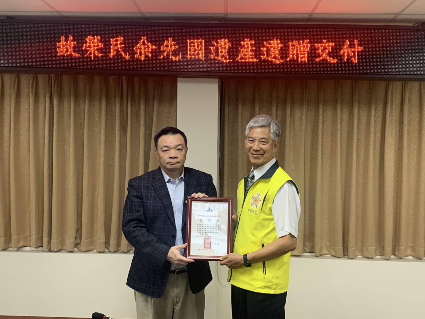 ▲中彰榮家主任呂德義完成已故榮民余先國老先生遺願，將畢生316萬多元存款捐出，中華人權協會理事長高思博代表受贈。（中彰榮家提供）