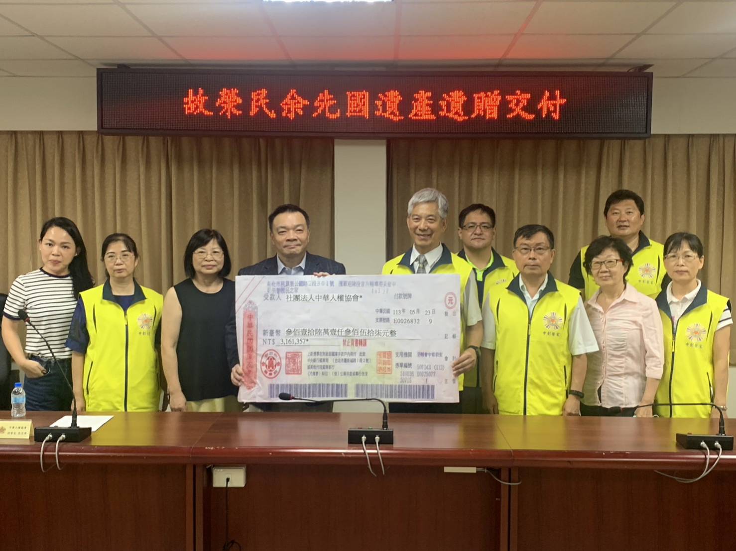 ▲中彰榮家主任呂德義完成已故榮民余先國老先生遺願，將畢生316萬多元存款捐出，中華人權協會理事長高思博代表受贈。（中彰榮家提供）
