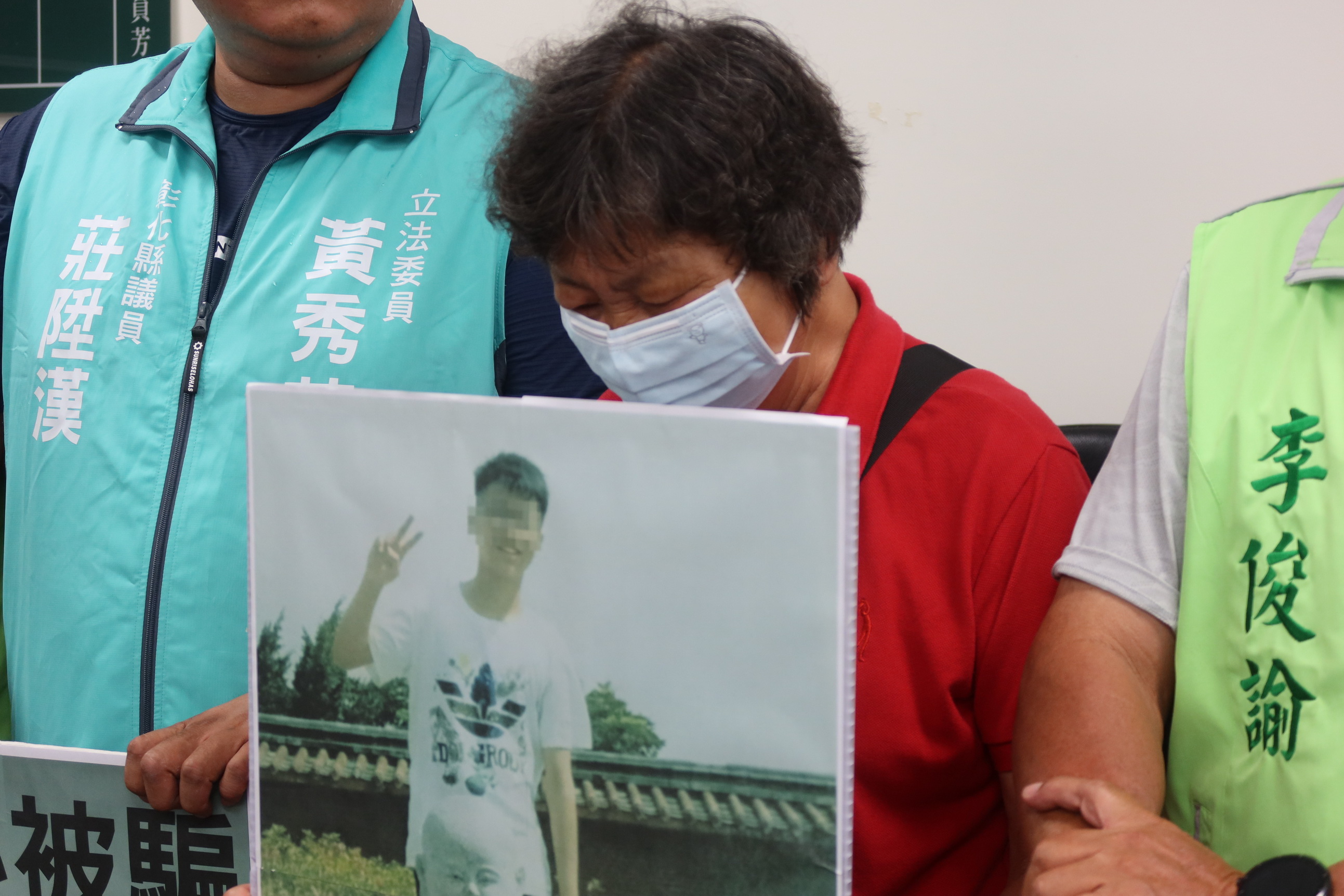 ▲伸港鄉1名19歲黃姓少年,今年3月背著背包跟阿嬤說要出門後,迄今音訊全無,阿嬤帶著寫著「叨位去」的看板對外求助。(記者張溎壕攝)