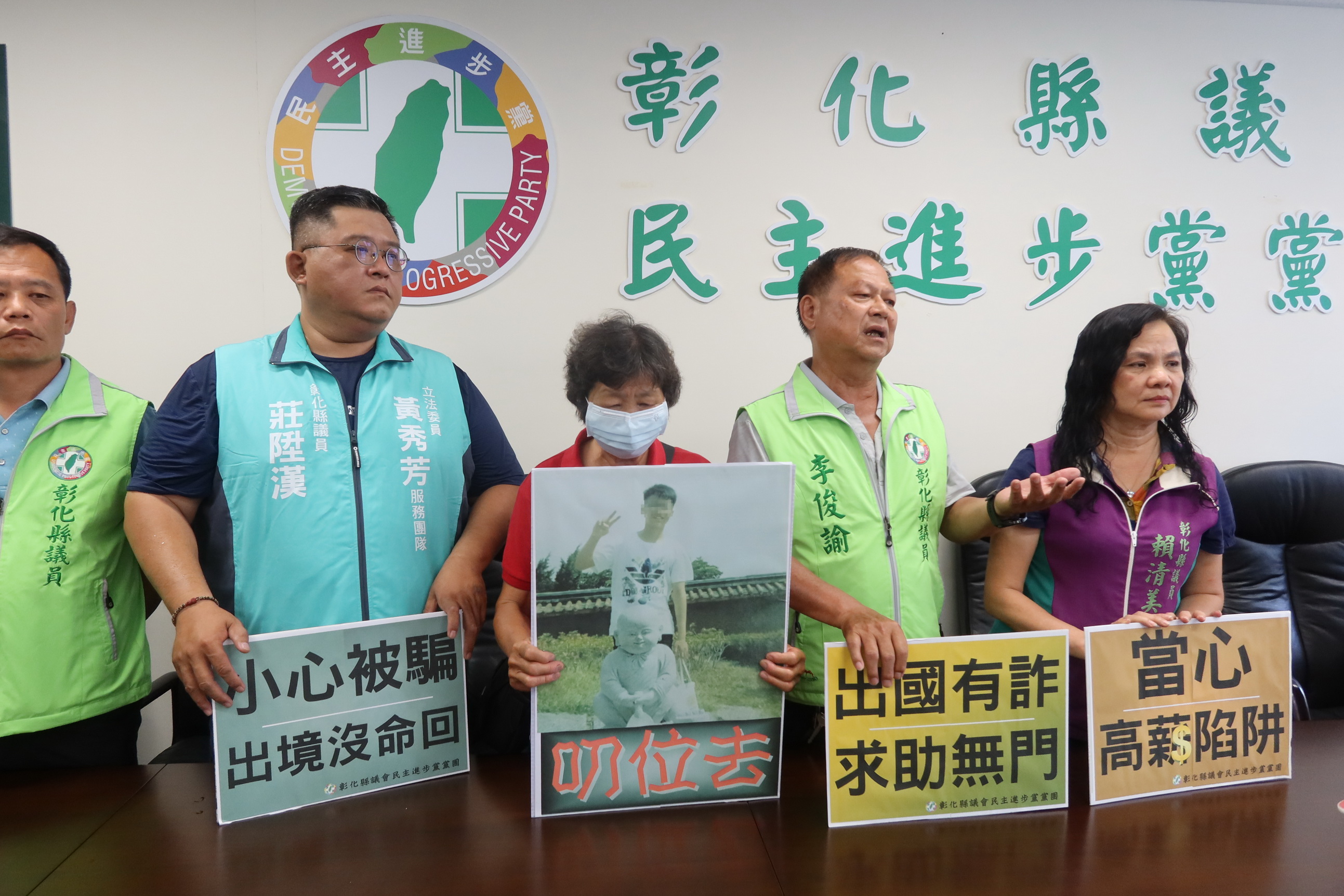 ▲伸港鄉1名19歲黃姓少年，今年3月背著背包跟阿嬤說要出門後，迄今音訊全無，阿嬤帶著寫著「叨位去」的看板對外求助。（記者張溎壕攝）