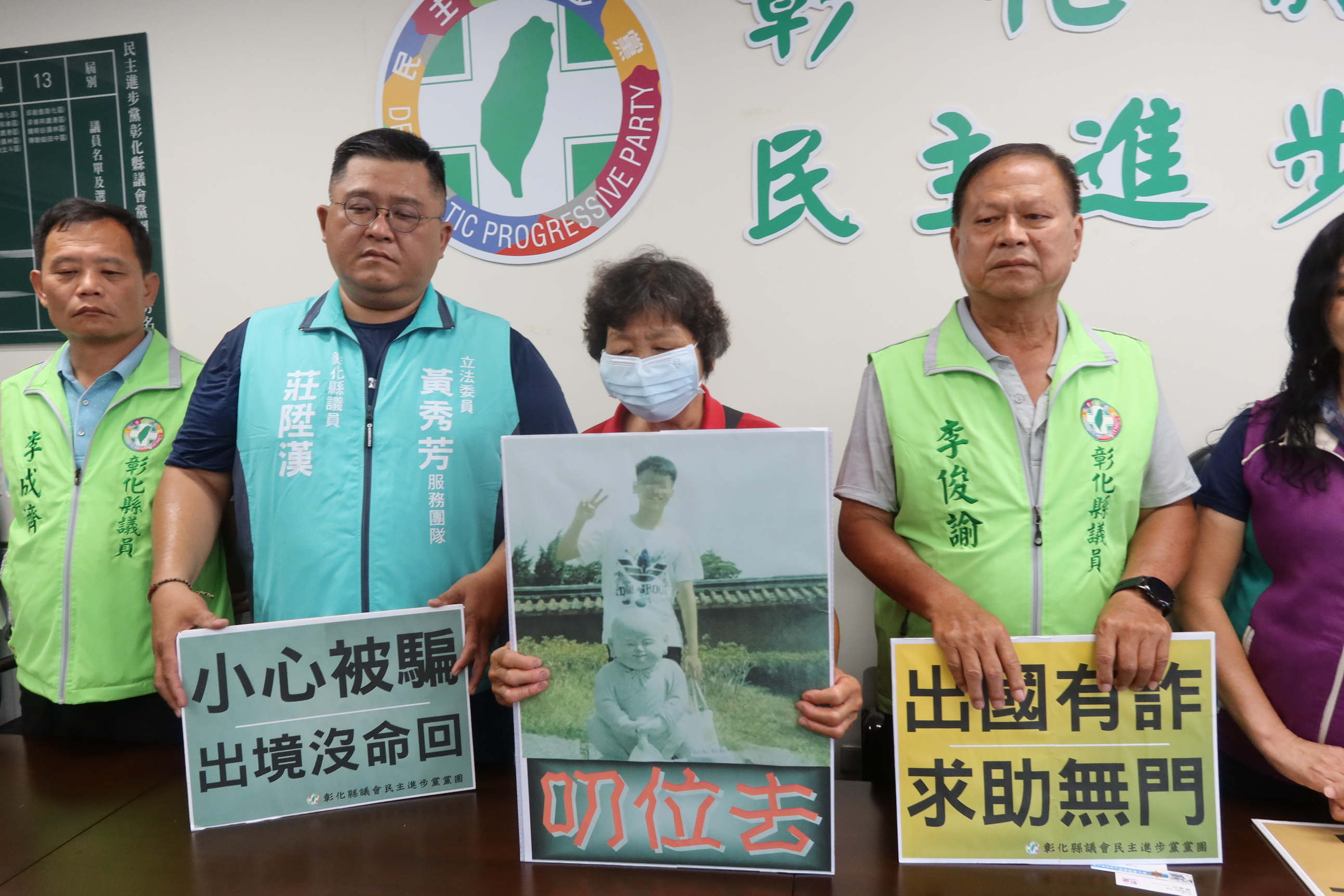 ▲伸港鄉1名19歲黃姓少年，今年3月背著背包跟阿嬤說要出門後，迄今音訊全無，阿嬤帶著寫著「叨位去」的看板對外求助。（記者張溎壕攝）