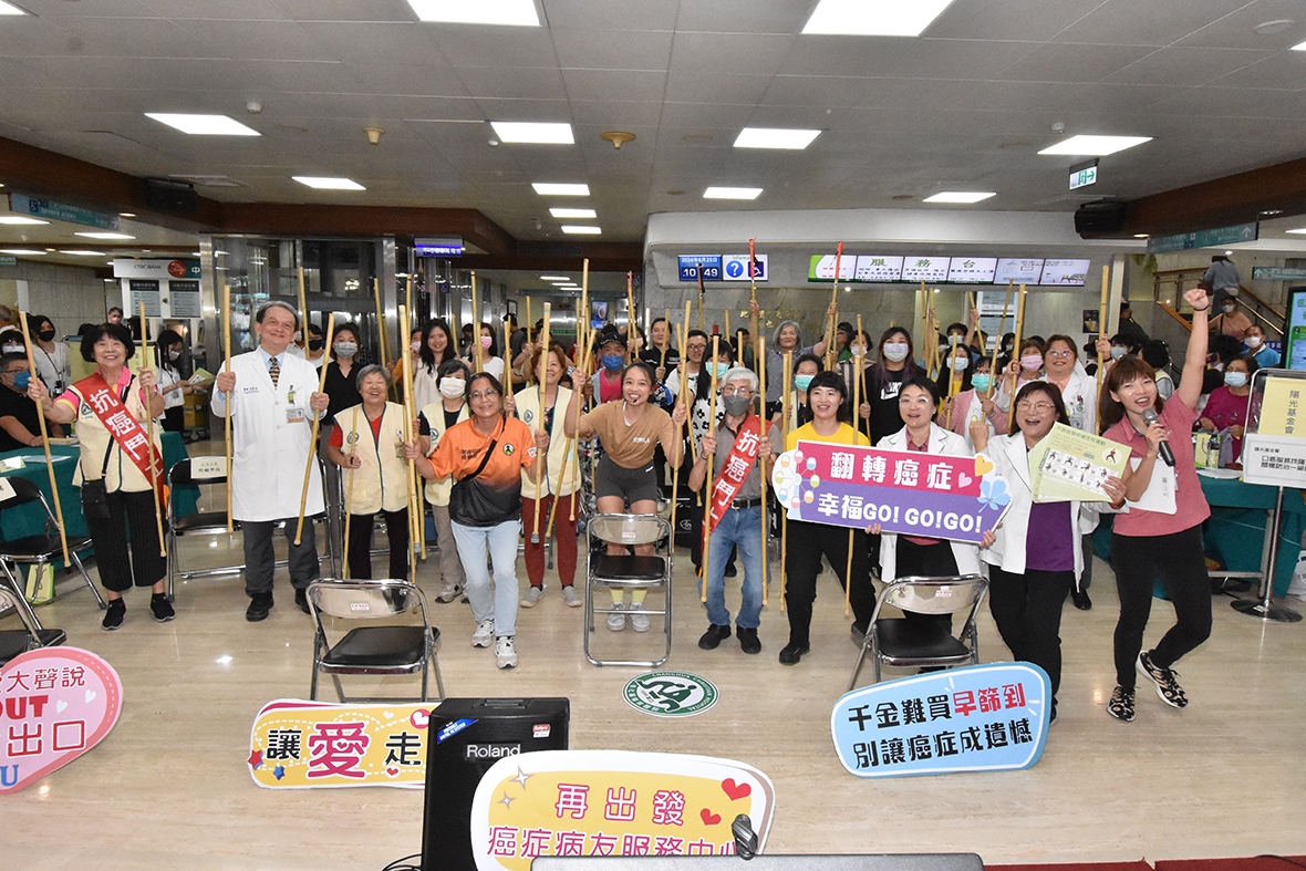 ▲不倒翁學校教練帶領現場民眾體驗有防止跌倒、保護關節及增強肌力等三大好處的健走杖運動。（記者張溎壕攝）