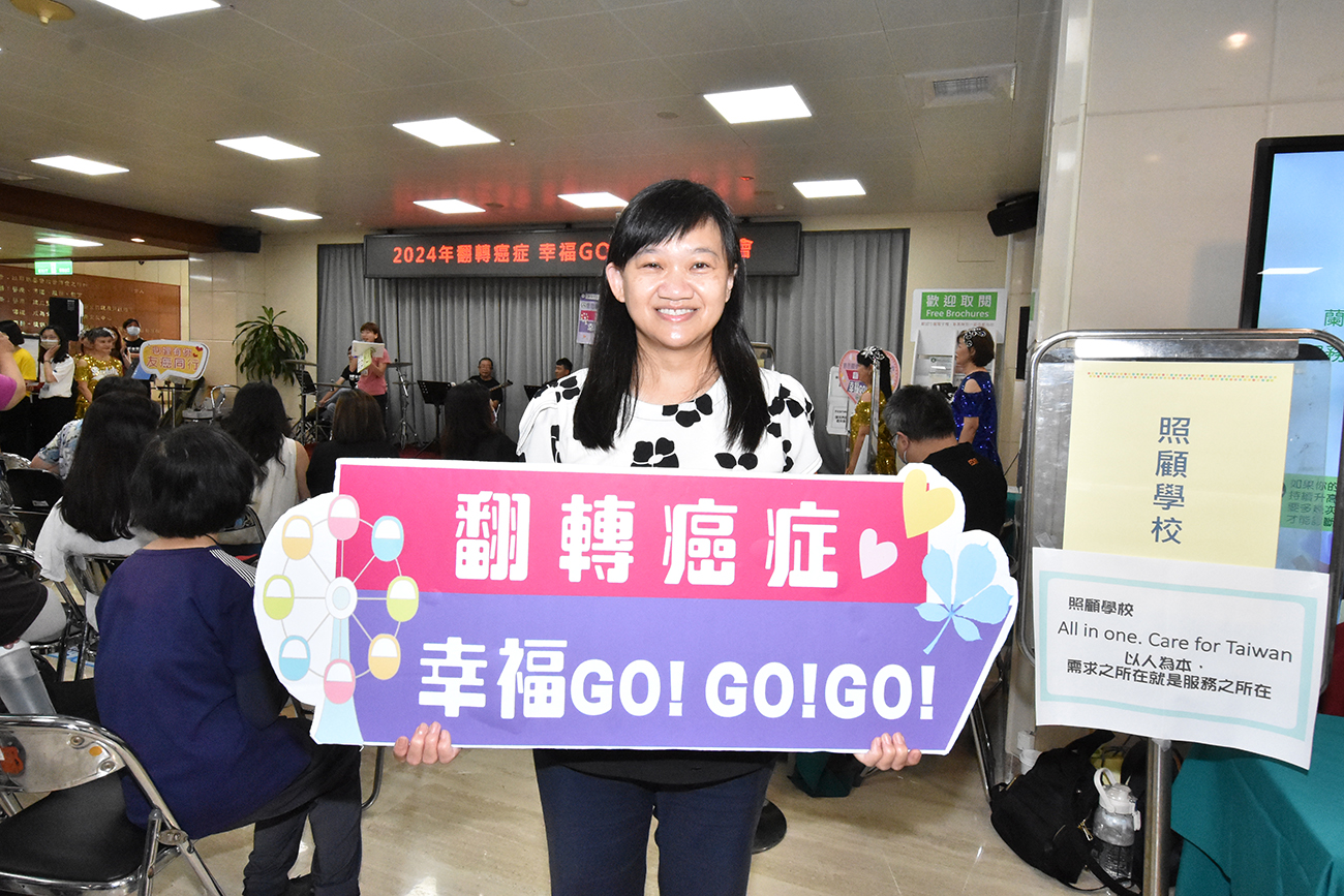 ▲黃紀諺科長宣導民眾務必定期進行肺癌、大腸癌、乳癌、子宮頸癌、口腔癌等五種免費癌症篩檢。（記者張溎壕攝）