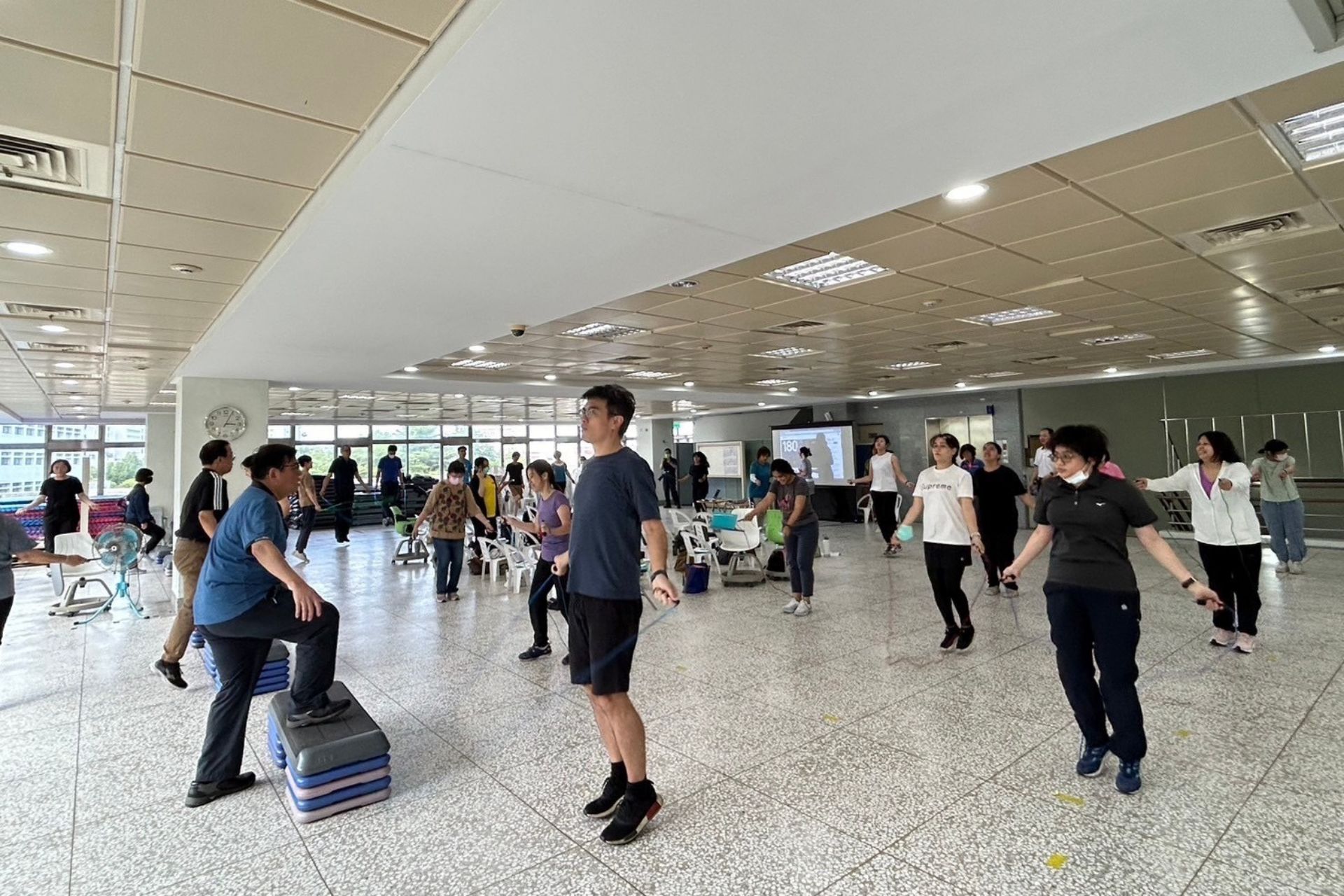 帶領學員一起體驗運動處方中的運動,從中了解如何設計與指導運動處方。