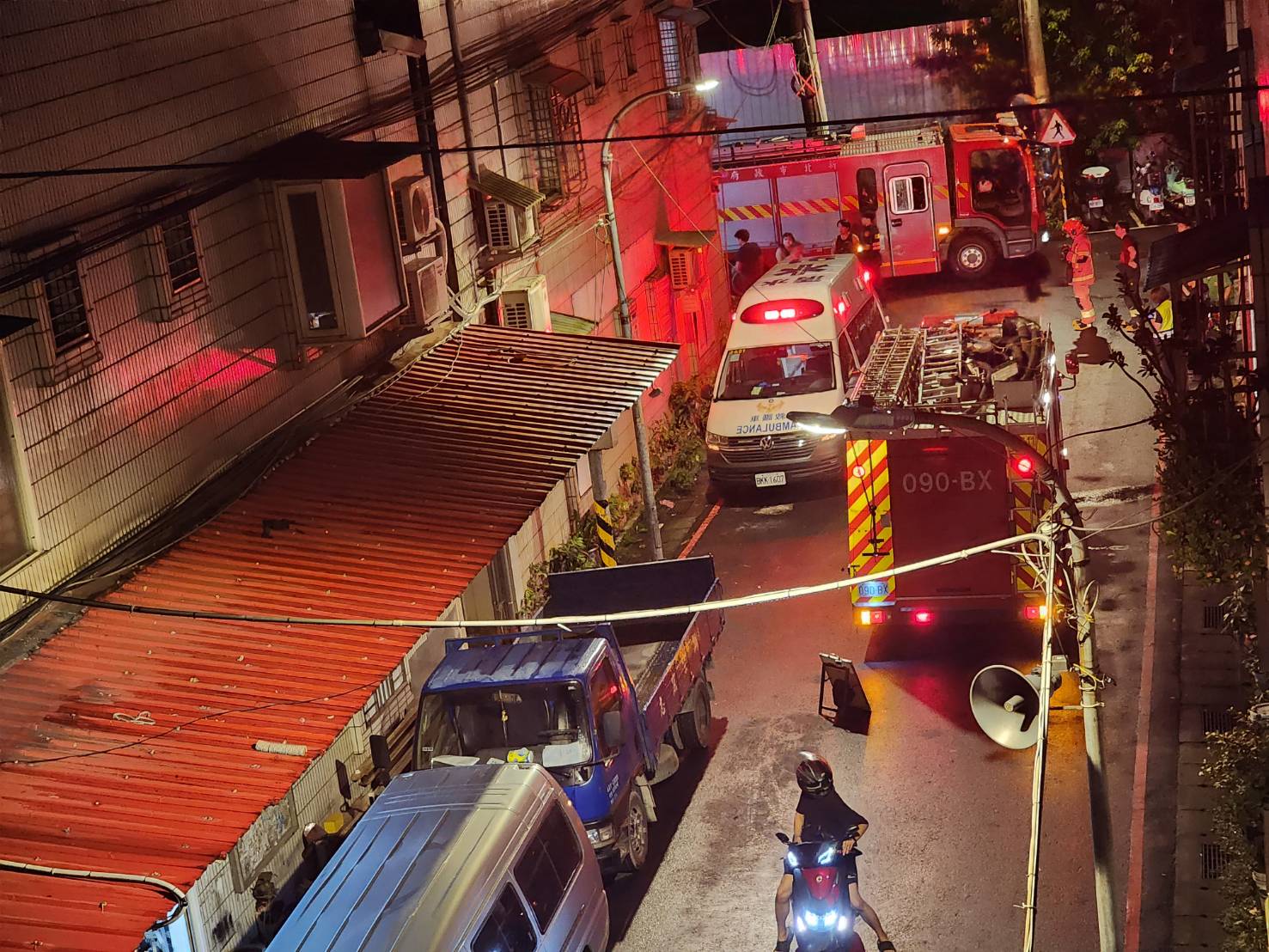 板橋店家深夜驚傳悶燒異味 警消破門屋主竟在蹲廁所