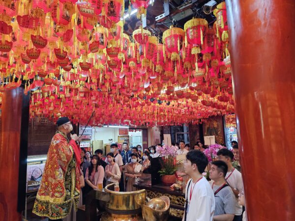 特別安排月老祈緣及添補財庫儀式,祝福參加者在愛情和事業上都能順遂圓滿。