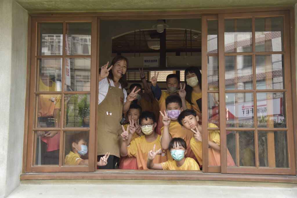 ▲和美街長宿舍文化導覽了解傳承老屋故事。(中彰投分署提供)