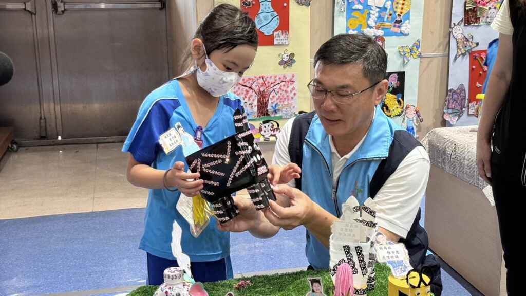 ▲鹿港鎮立幼兒園畢業班聯合靜態成果展,自即日起至7月7日在鹿港鎮圖書藝文中心展出,鹿港鎮長許志宏歡迎大家前來觀展,欣賞孩子們用小小雙手及無限想像力創造的「一書一世界」。(記者林明佑翻攝)