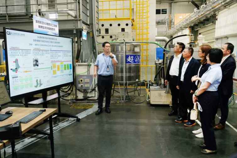 ▲數位發展部一行人參觀漢翔公司5G機匣加工設備健康監測與暖機應用。（記者張玉泰翻攝）