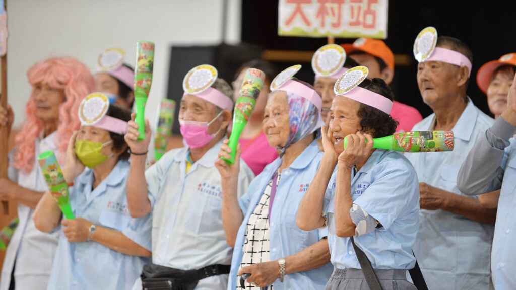 ▲為鼓勵獨居長者走出封閉的生活,華山基金會今天在大葉大學舉辦「彰化區第9屆愛老人運動會」,以「高校制服派對」為主題,讓來自彰化縣各地的200位弱勢長者穿上彰化9所高中職的青春制服,體驗一日高校生的快樂時光。(華山基金會提供)