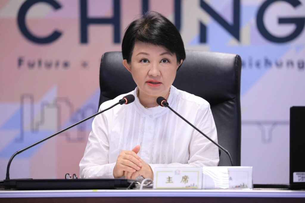 ▲台中市長盧秀燕於市政會議上指出,過去五年,台中市的登記案件總量達到166萬餘筆,成長率為六都之冠,儘管地政局人員數量在六都中排名倒數第二,但服務效能卻更高。(台中市政府提供)
