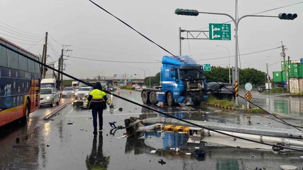 ▲陳姓民眾駕駛營業貨運曳引車疑似因雨天路面打滑撞上分隔島號誌燈,導致號誌燈倒塌,波及等待左轉的轎車駕駛頸部扭傷,送往衛生福利部彰化醫院急救。(民眾提供)