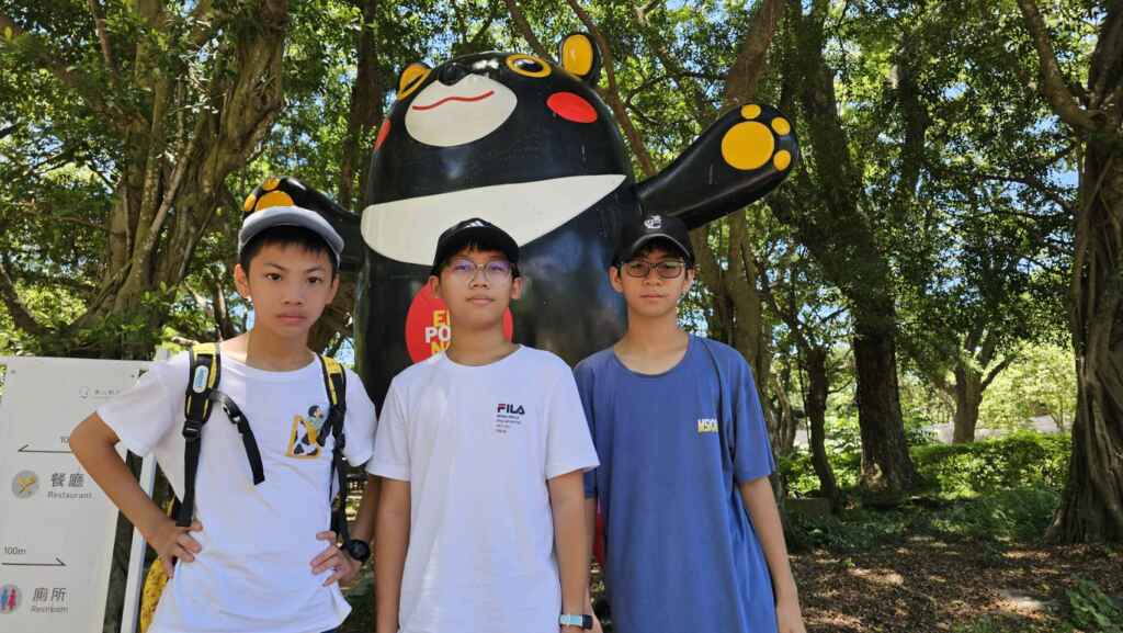 ▲彰化縣和東國小的三位畢業生陳奕仲、陳柏霖、蔡昶泫,在校長柯伯儒的指導下,規劃了為期三天的畢業旅行,更是實踐108課綱精神的學習之旅。(記者林明佑翻攝)