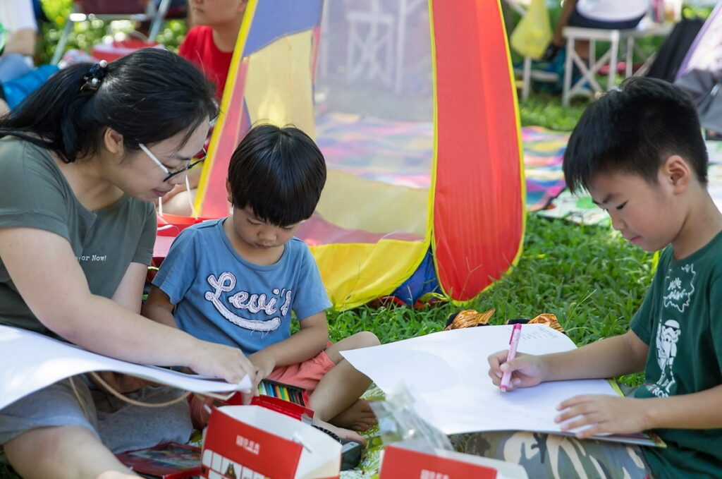 暑假親子陪伴高峰期,建議以愛的鼓勵作為陪伴溝通方式,每週至少四天以上、每天至少一小時外,帶孩子多從事可共同完成之親子活動,如繪畫、聊天或戶外活動等
