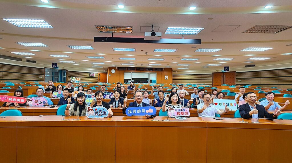 中臺科大今日舉行「中臺嶺捐款牆」揭牌典禮暨感恩茶會，與會貴賓大合影。（圖/陳惠玲攝影）  