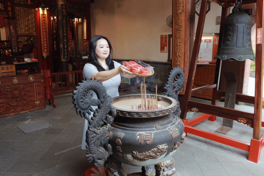 雀巢KitKat團隊將神祐包內的2B鉛筆和擲筊造型橡皮擦一一過爐 一起為考生加油打氣 齊力送上強力應援