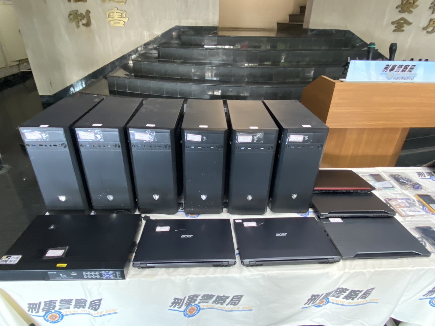 ▲圖說:警方查獲之贓款新臺幣110餘萬與電腦主機一批等證物 (圖/中部打擊犯罪中心 提供)