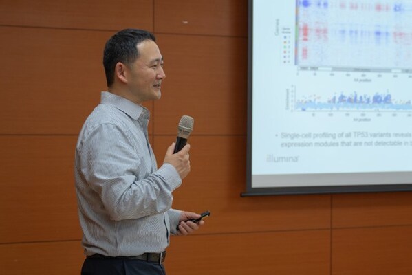 樊鎧豪博士講解如何以深度神經網絡技術預測基因剪接模式。 樊鎧豪博士講解如何以深度神經網絡技術預測基因剪接模式。
