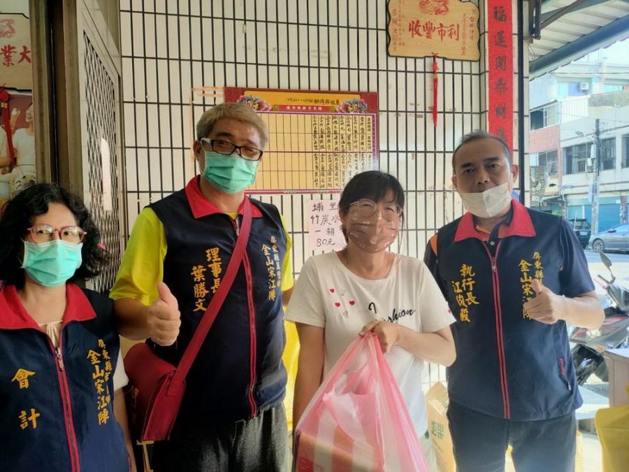 萬巒金山愛鄉民俗宋江文化協會 辦中元普渡發放物資