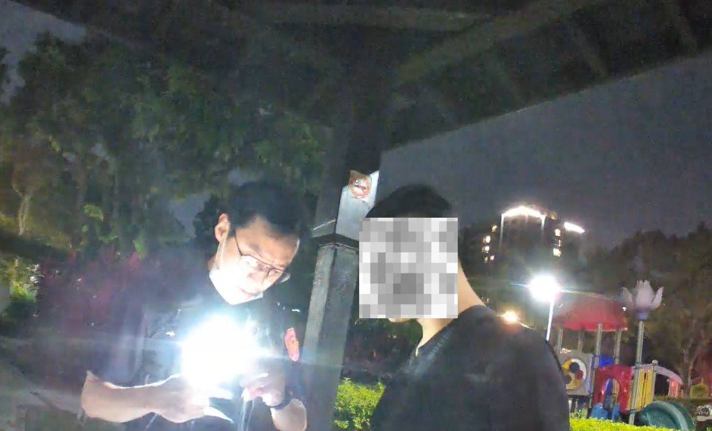 林男（25歲）自稱剛到公園準備運動，但其身上散發出明顯的K他命氣味。（記者黃荷琇 翻攝）
