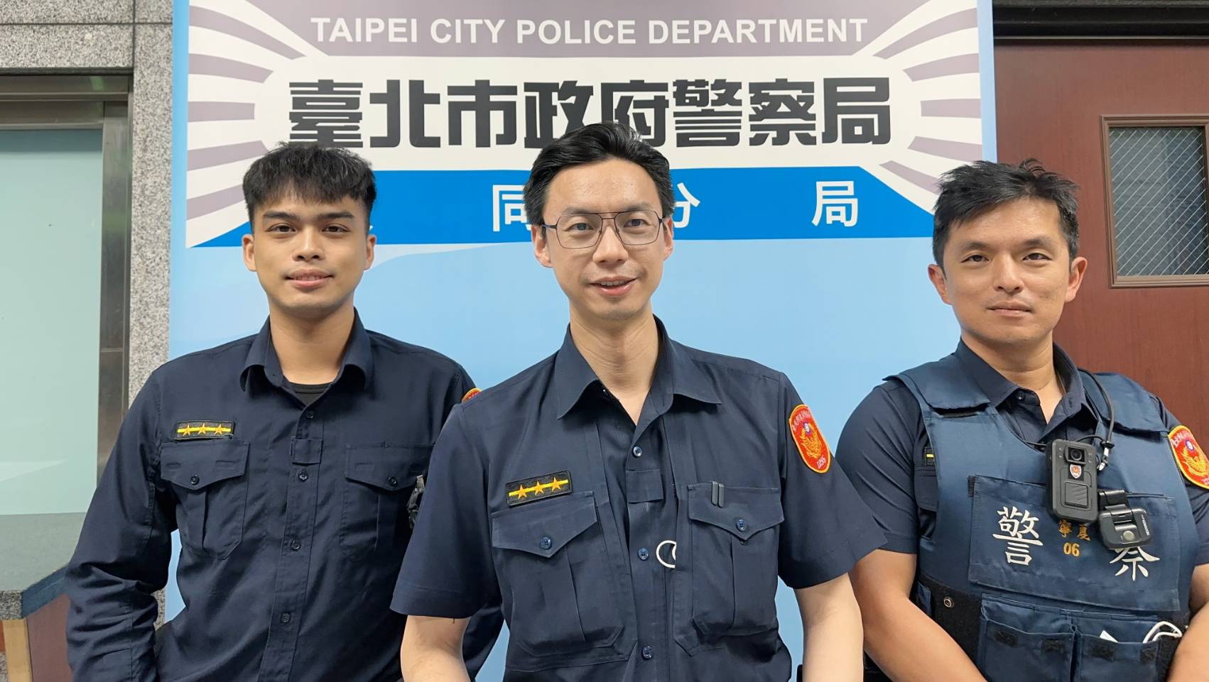 寧夏派出所警員(左起)劉愷恩、陳駿凱、顏誌良對林男進行尿液檢測，確認違反毒品危害防制條例，將案件移送至相關單位進行處理。（記者黃荷琇 翻攝）