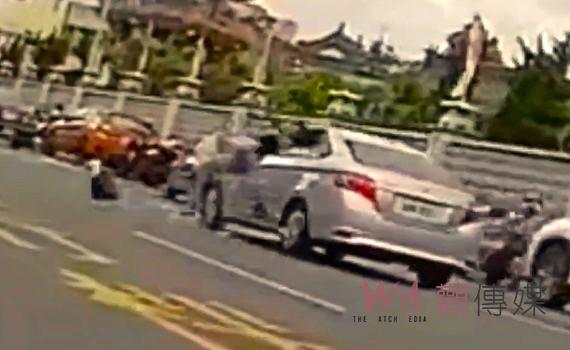 (有影片)/行人穿越馬路遭車快速撞傷 口湖警籲駕駛及行人提高警覺