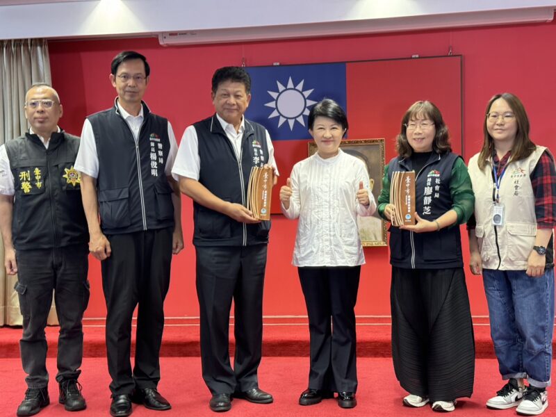 警察局李文章局長向市長獻獎