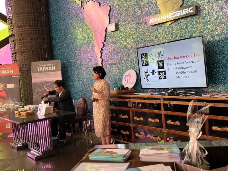 世佳茶業元融董事長蔡世偉應邀於國際茶日展演茶道之美