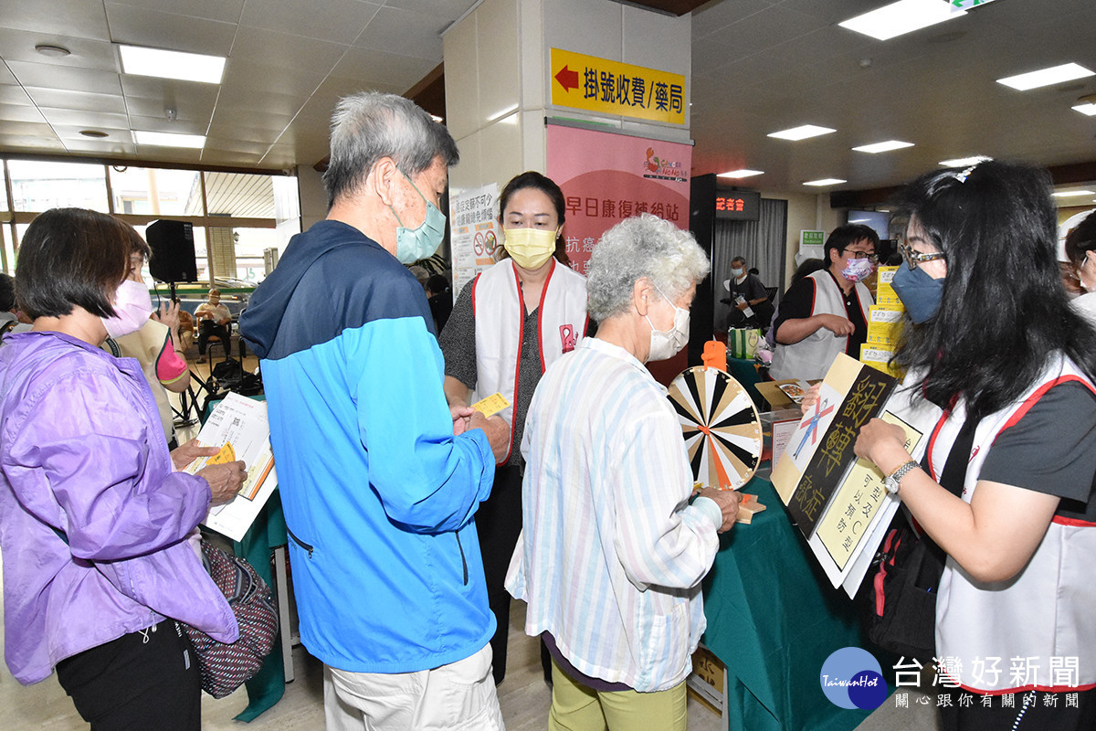 現場民眾踴躍參與資源博覽會闖關活動,期望提升落實健康生活好習慣之目標。