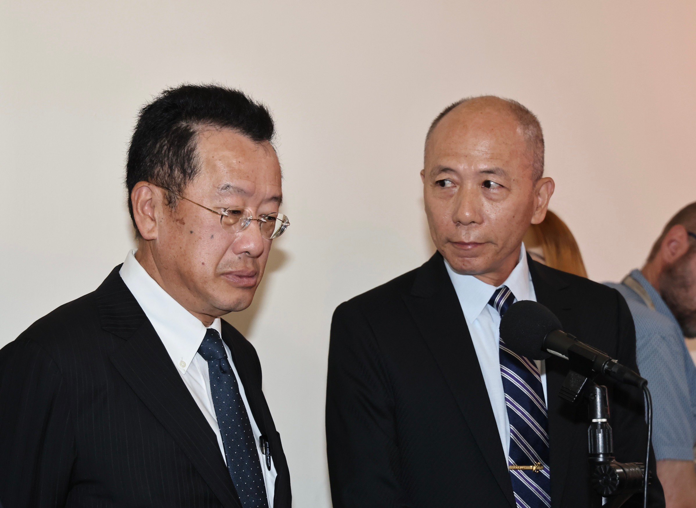 參謀總長梅家樹(右)首度不穿軍裝到立法院備詢。林啟弘攝