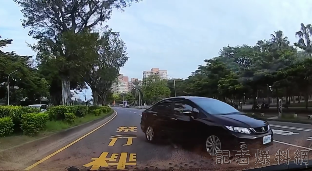 ▲台南黑車違規迴轉逆向，用路人看傻眼（圖／記者王俊勝 翻攝）