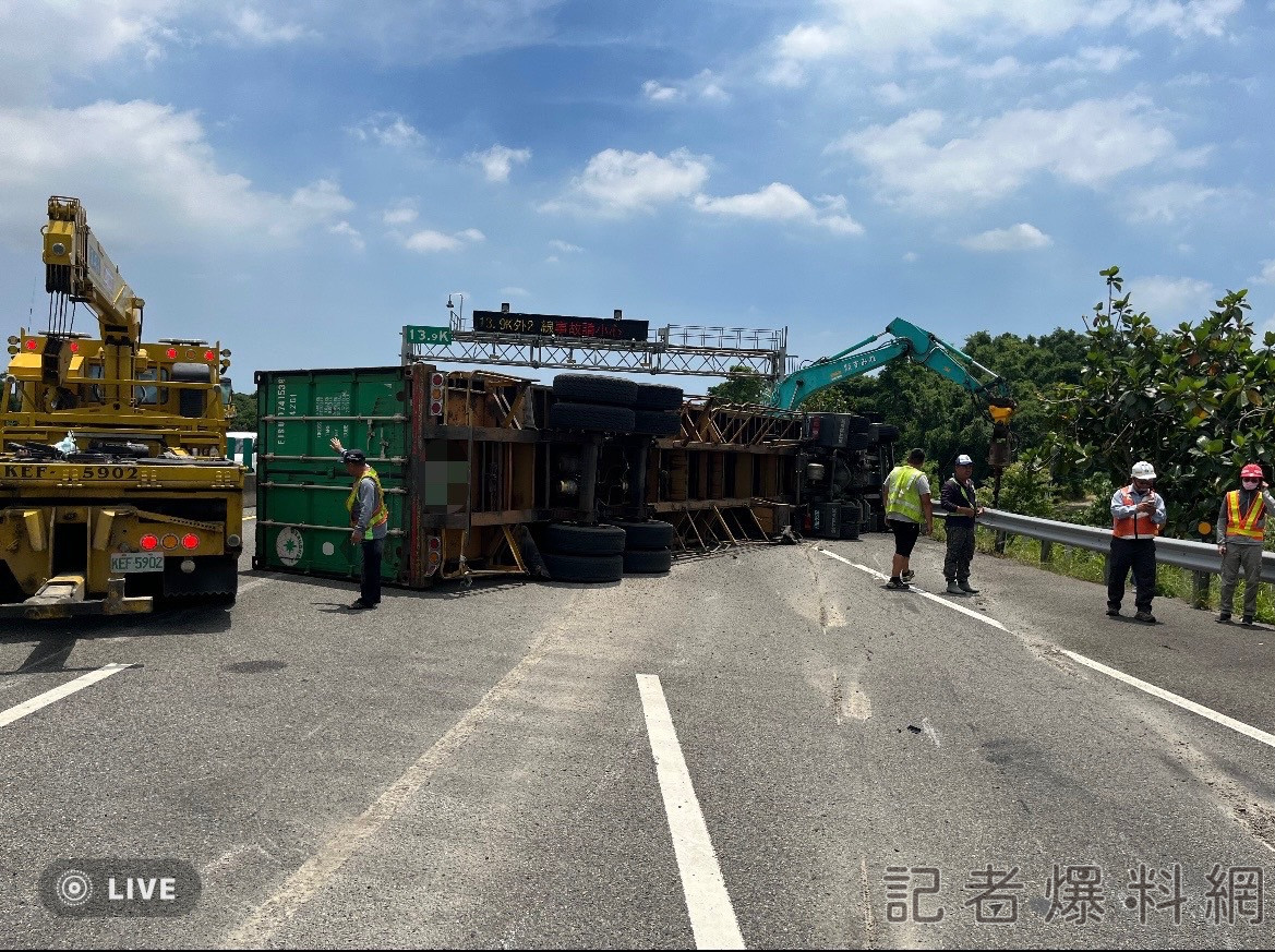 ▲國10西13.9K燕巢段今日中午11時許發生大車翻車。(圖/記者金東天翻攝)