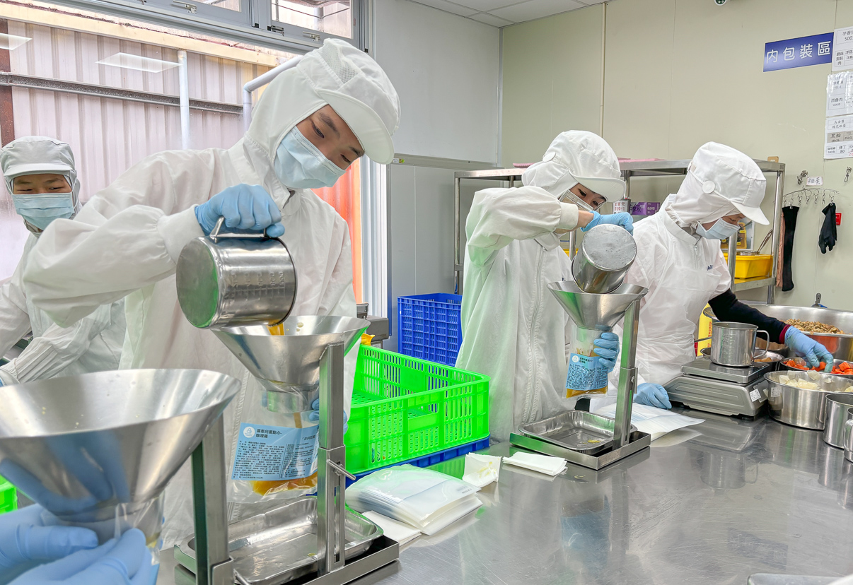 ▲憨兒於庇護工場中進型包裝作業。(圖/喜憨兒基金會提供)