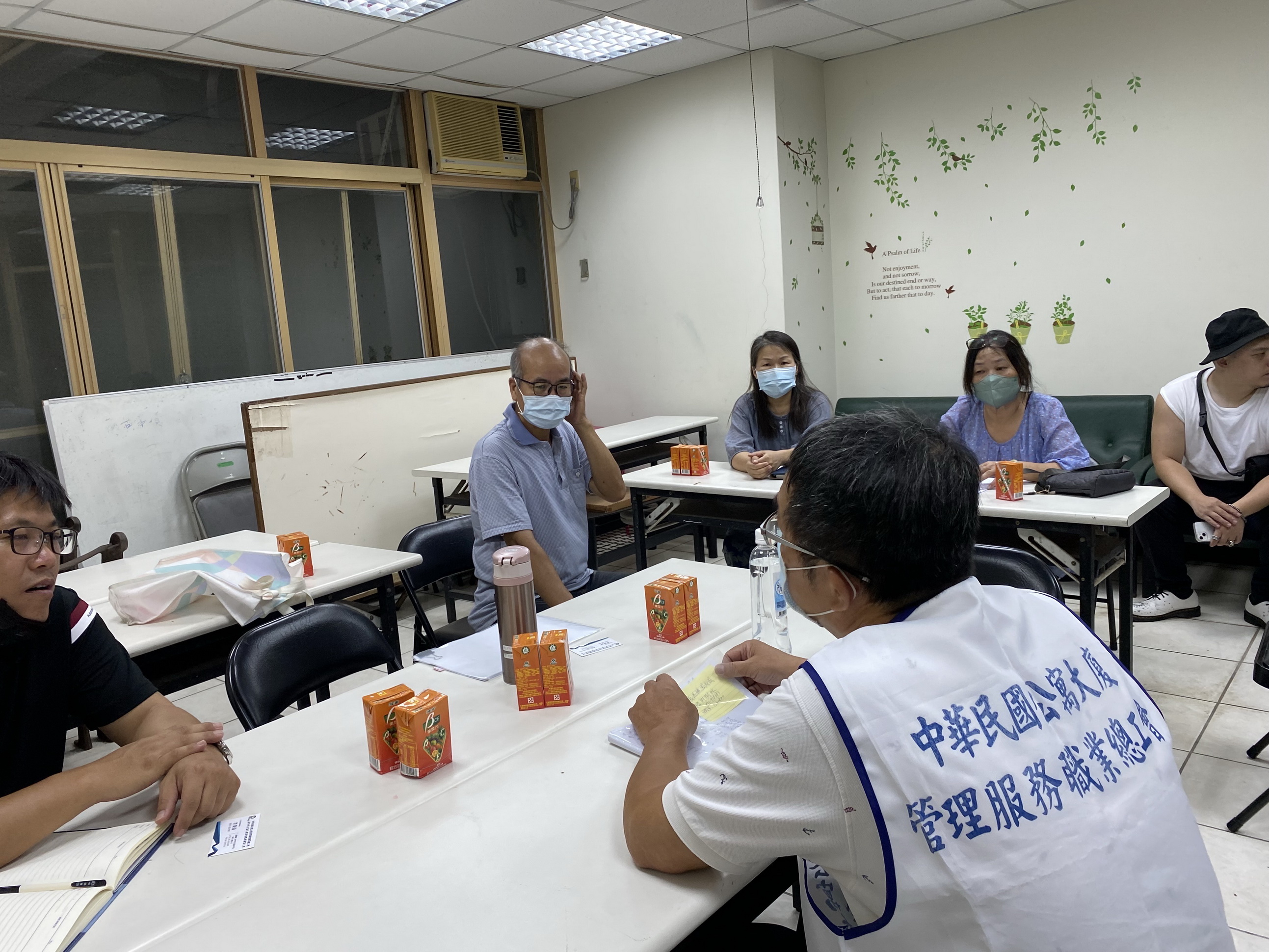 ▲彰化縣首度辦理「彰化好厝獎」優良公寓大廈評選活動，邀請有豐富評選經驗的講師為民眾講解活動評選辦法。（縣政府提供）