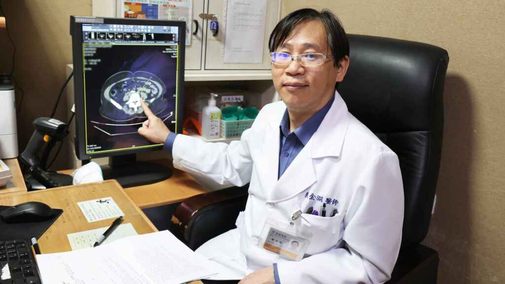 ▲員榮醫療體系員榮醫院心臟外科主任賴金湖,為 蒙古患者進行手術,他呼籲久坐及久站的民眾要注意注意下肢靜脈栓塞問題。(員榮醫院提供)