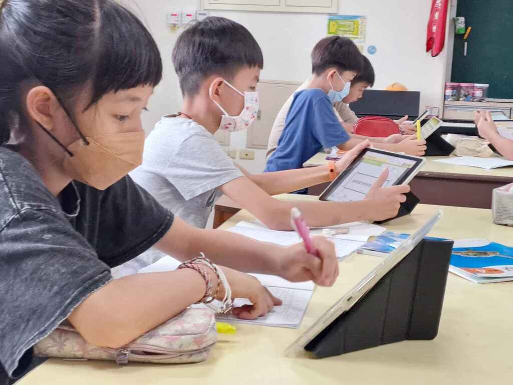 ▲「智慧型互動屏幕結合個人化學習載具補助計畫」一定要教師主動申請,而且需要在學習載具月使用率、科技輔助自主學習、教育部各項數位學習績優評比獲獎,才可得到評比高分。(嘉義市政府提供)