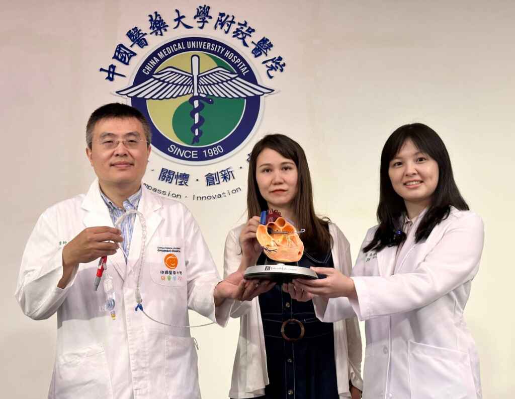 ▲13歲劉姓少女突然罹患猛爆性心肌炎,經中醫大附醫及中醫大兒童醫院團隊以微型心臟幫浦,治療一週後心臟功能漸漸恢復,現已回歸正常生活。(從右至左:中醫大附醫心臟血管外科吳佳穎醫師、個案劉姓少女媽媽、中醫大兒童醫院小兒心臟科彭義欽醫師)。(中醫大附醫提供)
