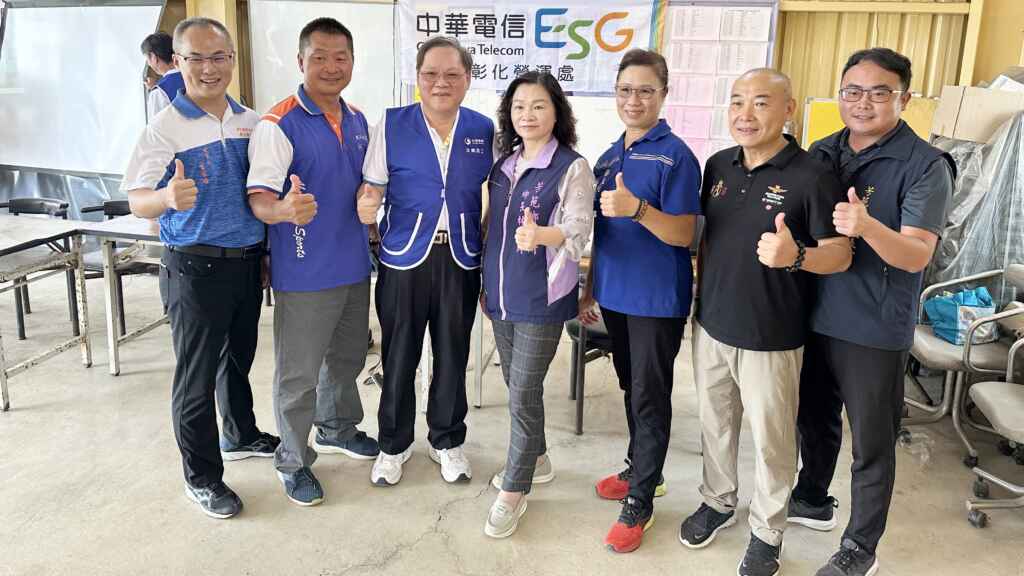 ▲中華電信彰化營運處25日攜手彰化縣芳苑鄉公所,在芳苑鄉建平社區八甲湖龍鳳宮舉辦「樂齡學習不NG」活動,吸引約40位長者參與。(記者林明佑翻攝)