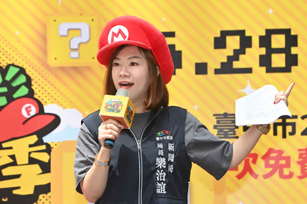 ▲2024台中電影Fun-In季將從6月28日至8月31日巡迴台中市29區,今天新聞局長欒治誼cosplay瑪利歐出席記者會,邀請市民朋友看電影、抽好禮!(記者張玉泰攝)