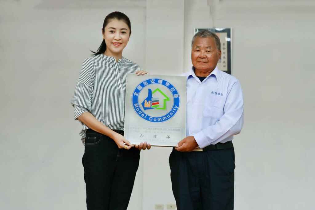 ▲南投縣長許淑華感謝全縣社區守望相助隊維護社區安全的辛苦及努力,並頒發獎牌表揚獲。(記者張玉泰攝)