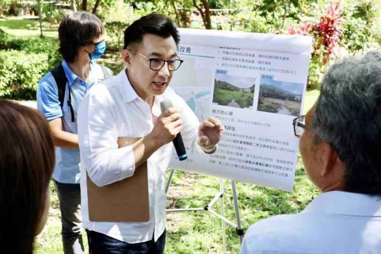 ▲江啟臣現勘旱溪、大甲溪、頭汴坑溪、草湖溪 ，打造「水漾樂活」親水城市。（記者張玉泰攝）