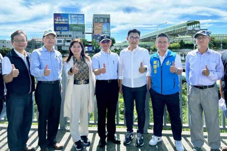 ▲江啟臣現勘旱溪、大甲溪、頭汴坑溪、草湖溪 ，打造「水漾樂活」親水城市。（記者張玉泰攝）