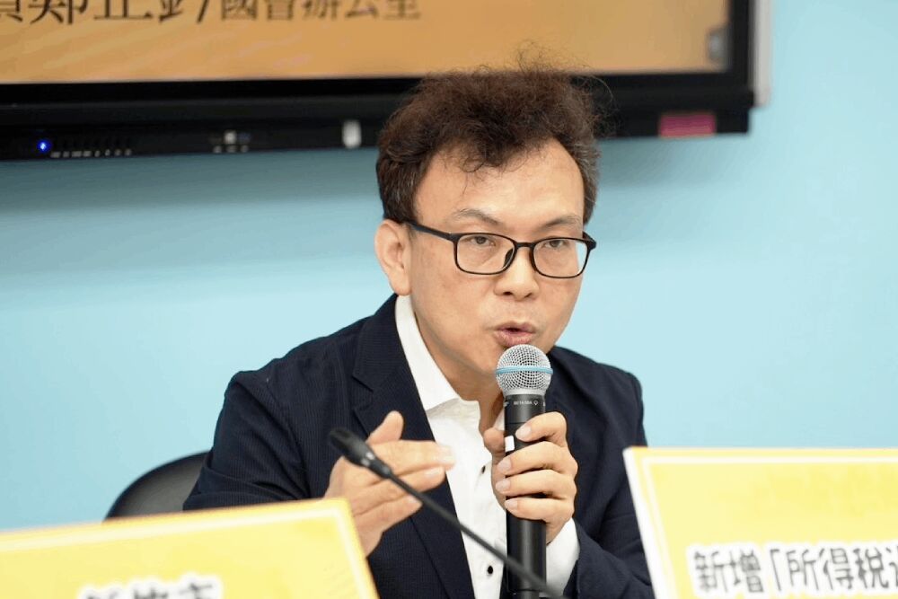 【星展銀行爭議8-4】星展銀行無理由停卡逾47萬飛行積分歸零 鄭正鈐:非個案、金管會應依法究辦銀行 294 【星展銀行爭議8-4】星展銀行無理由停卡逾47萬飛行積分歸零 鄭正鈐:非個案、金管會應依法究辦銀行 293
