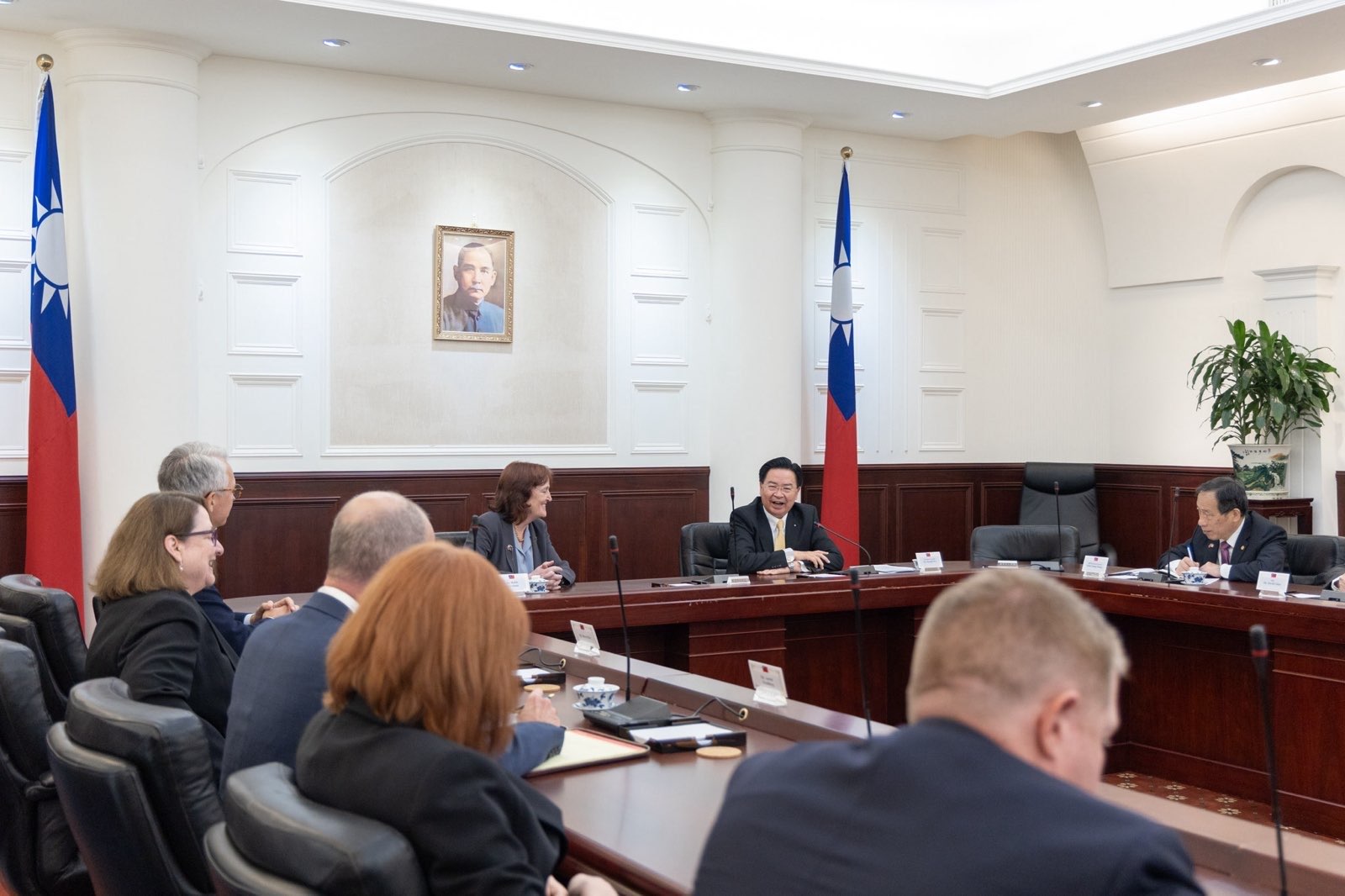 吳釗燮會晤美中經濟暨安全檢討委員會 強調中國法律戰威脅 306 吳釗燮會晤美中經濟暨安全檢討委員會 強調中國法律戰威脅 305