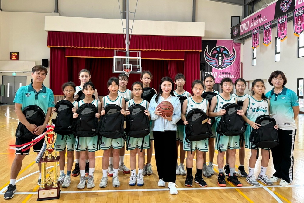 張嘉郡勉勵U11女籃季軍土庫國小 明年拼U12冠軍 306 張嘉郡勉勵U11女籃季軍土庫國小 明年拼U12冠軍 305