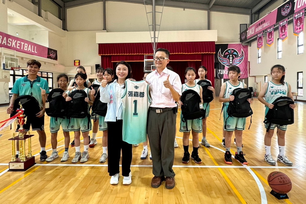 張嘉郡勉勵U11女籃季軍土庫國小 明年拼U12冠軍 310 張嘉郡勉勵U11女籃季軍土庫國小 明年拼U12冠軍 309