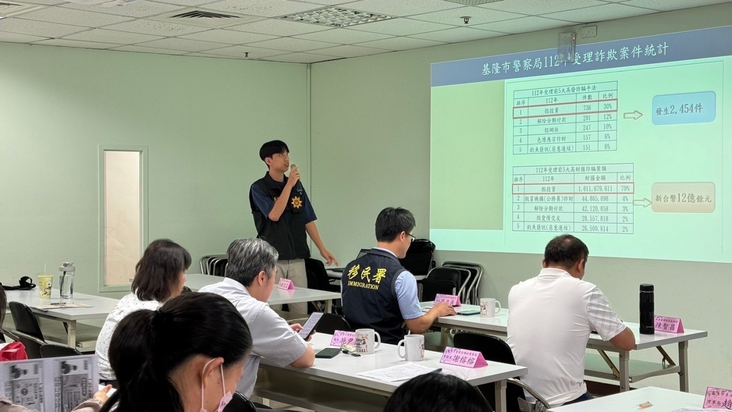 基隆巿刑事警察大隊張皓博偵查員分享常見詐騙案例,破解常見詐騙手法。(記者張欽翻攝)