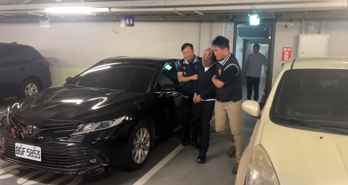 警方移送高嫌。(記者徐煜勝翻攝)
